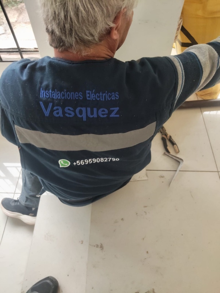 Electricista Vásquez trabajando en obra