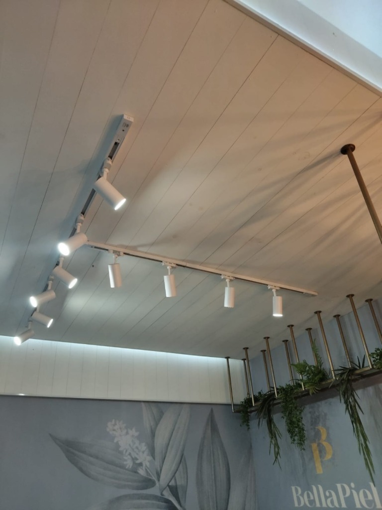 Iluminación de riel en local comercial BellaPiel